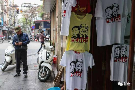 2月26日，越南河内，印有两国领导人肖像的T恤衫热卖。