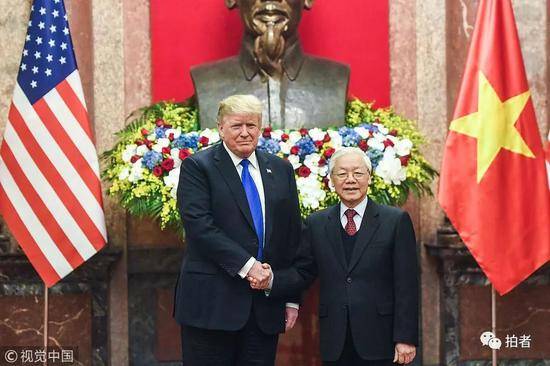 美国总统特朗普与越南总理阮春福签字后握手。