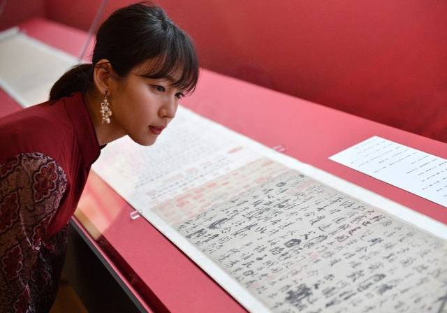 日本女演员吉冈里帆参观颜真卿书法展图自日本每日新闻