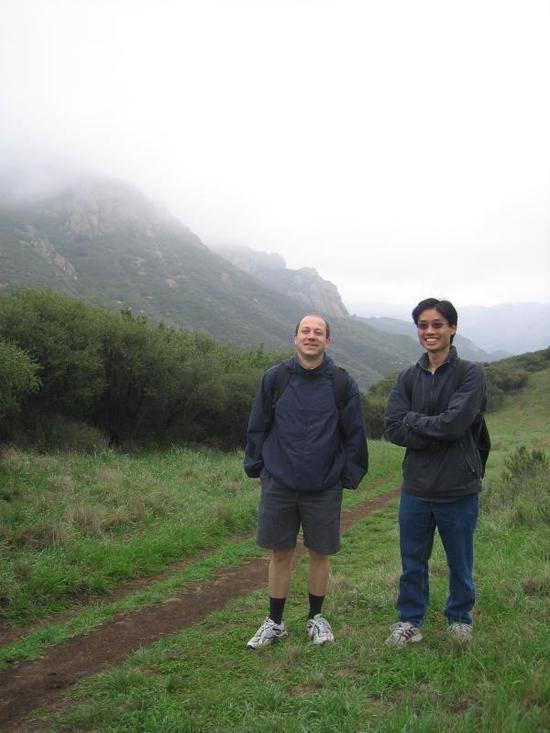 2018年3月，罗博深与导师BennySudakov在洛杉矶郊外的山上徒步。