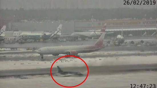 当地时间26日，俄罗斯一架小型商用飞机意外滑出跑道数米。（图源：今日俄罗斯网）