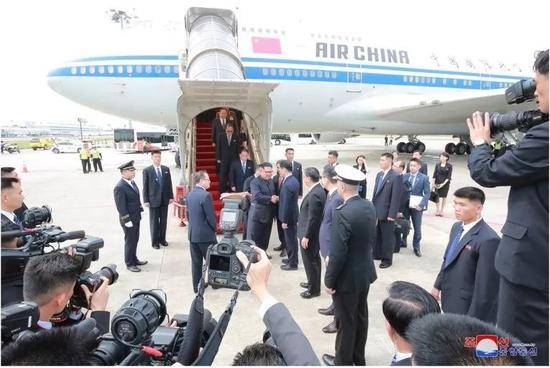 △金正恩抵达新加坡参加“朝美领导人会晤”的场景。（图片来源：韩联社）