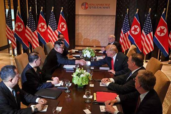 △2018年6月12日，朝鲜最高领导人金正恩与美国总统特朗普在新加坡举行双边扩大会。