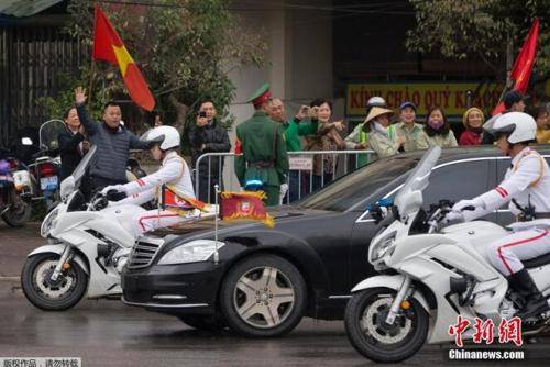 当地时间26日，朝鲜最高领导人金正恩乘车抵达越南河内美利亚酒店。