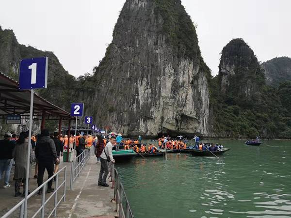 下龙湾景区内一处景点。澎湃新闻记者李佩辛恩波摄