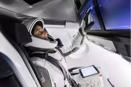 NASA宇航员在SpaceX飞船模拟舱中训练