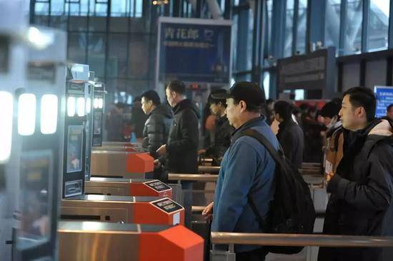 2019年1月21日，旅客在武汉火车站“刷脸”进站乘车。新华社发（彭琦摄）