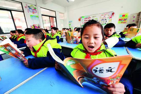 2019年2月20日，安徽省阜阳市一所小学，二年级的学生们在上语文课。图/视觉中国