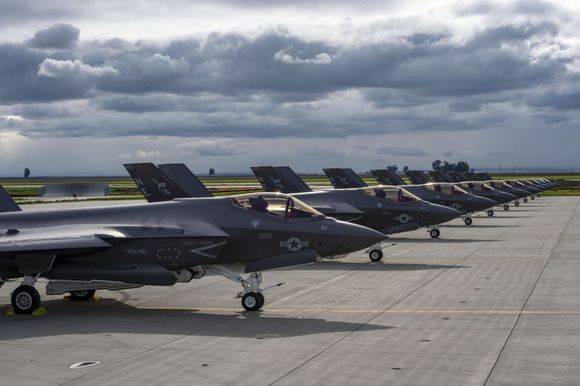 147中队在美国海军兰莫尔航空站展示了全部10架F-35C，庆祝该型战机达到IOC。
