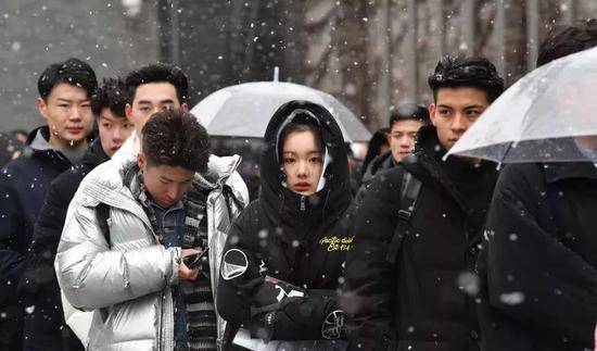 2月12日，中央戏剧学院门口，雪中等待进入考场的考生。新京报记者李木易摄