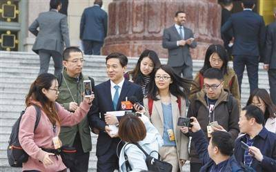 3月3日下午，全国政协委员、百度公司创始人李彦宏在人民大会堂前接受科技日报记者采访。本报记者周维海摄