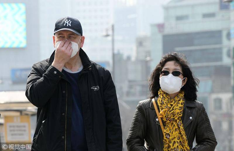 3月4日，人们在首尔街头戴着口罩行走@视觉中国
