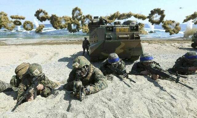 驻韩美军和韩军士兵进行联合演练