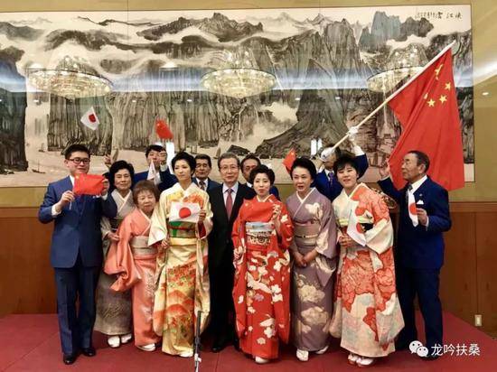 中国驻日本大使馆程永华大使（前排中）和日本友人在一起