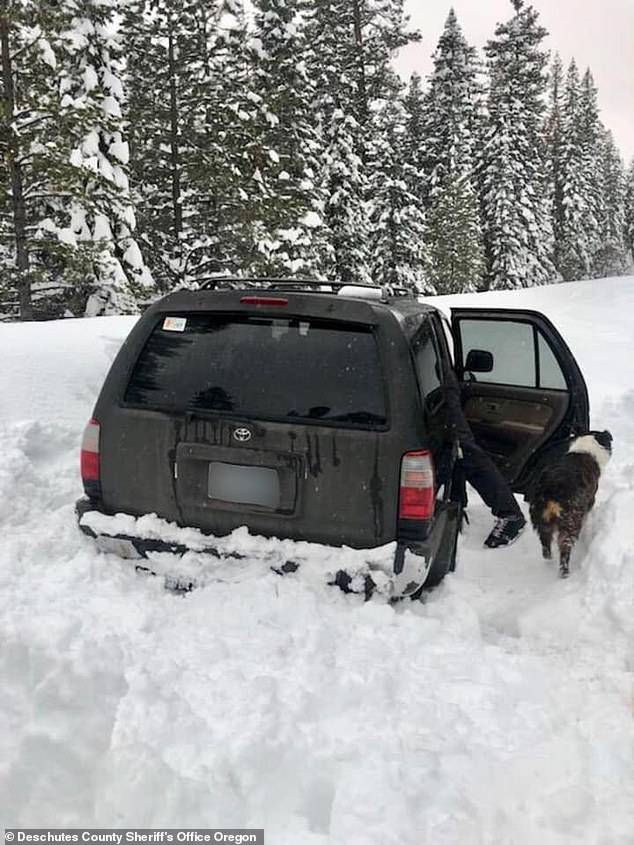 泰勒扒开了车周围的部分积雪，然而没什么用图源：《每日邮报》下同