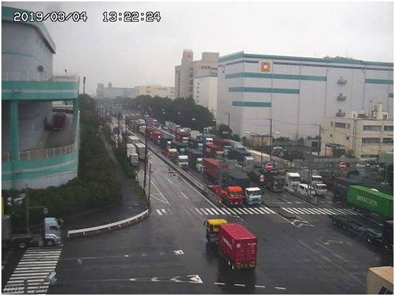 3月4日13时22分的东京港附近道路，大车小车全堵在了一起