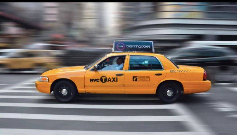 纽约出租车外观为黄色，车身有“NYCTAXI”明显标识。图片来源/中国驻纽约总领馆微信公告截图