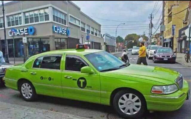 纽约少数出租车外观为绿色，该类颜色出租车不能到机场载客。图片来源/中国驻纽约总领馆微信公告截图