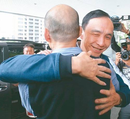 朱立伦（右）昨天南下拜会韩国瑜（左），朱立伦特地给韩国瑜一个大拥抱。（图片来源：台湾《联合报》）