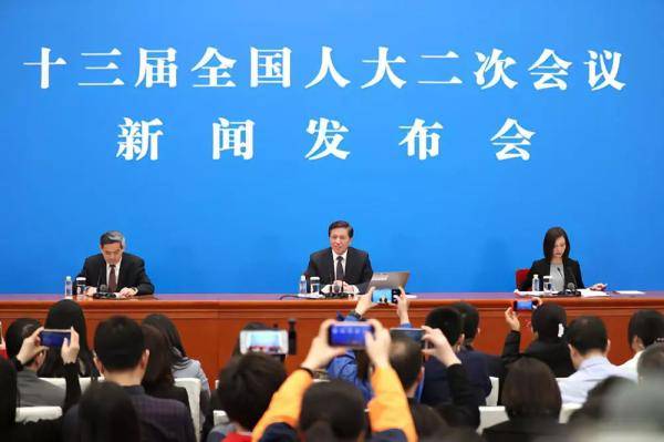 3月4日，十三届全国人大二次会议在北京人民大会堂举行新闻发布会。大会发言人张业遂回答中外记者提问。本文图片均来自微信公众号“上海大调研”