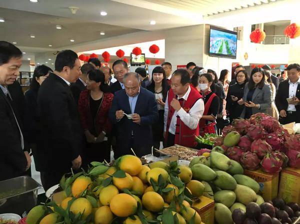 云南扶贫超市里，工作人员在介绍扶贫农产品。