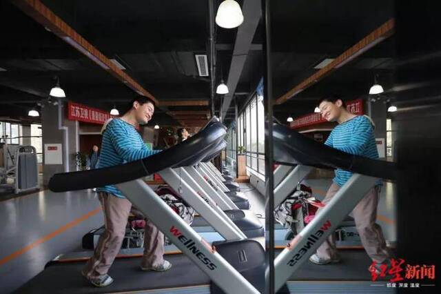孙宏伟在跑步机锻炼