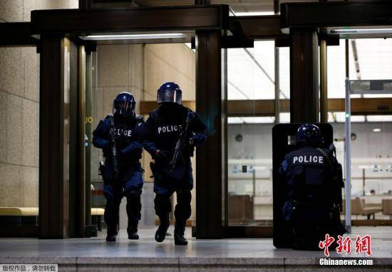 资料图：穿着防护服的日本警察。