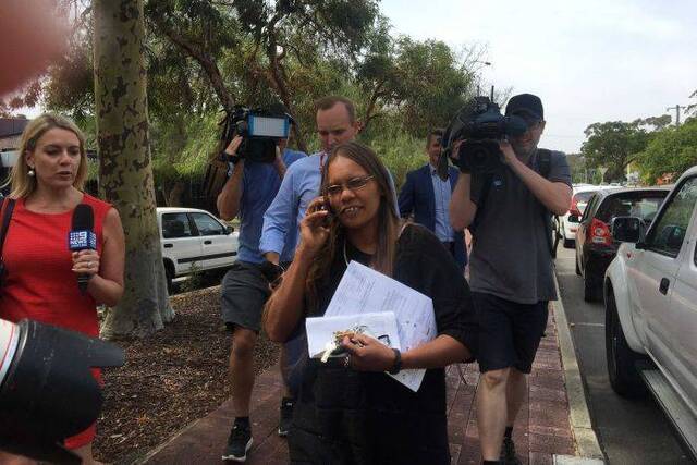 离开法庭后，被当地媒体围堵的艾丽卡图源：澳大利亚广播公司