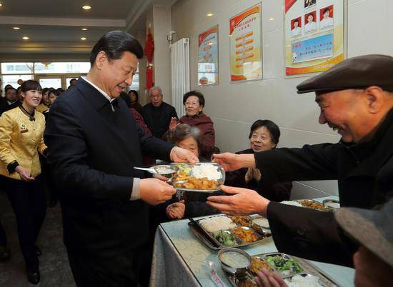 2013年2月4日，习近平来到兰州一家“虚拟养老院”的养老餐厅，了解有关情况，还端起一个盛满饭菜的餐盘，走到72岁的老人杨林太面前，轻轻送上，请他用餐。