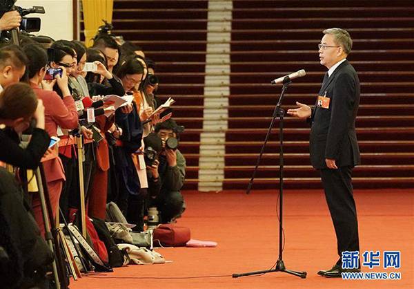 3月5日，中国银行保险监督管理委员会主席郭树清在“部长通道”接受采访。