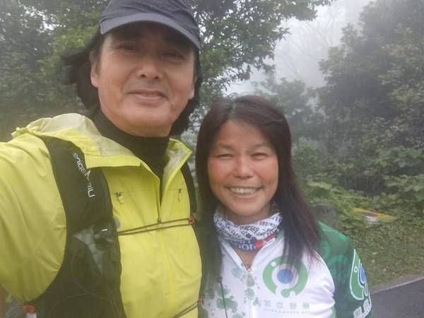 粉丝登山时捕获野生周润发