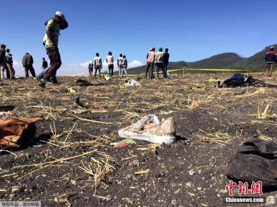 3月10日，埃塞俄比亚航空公司一架载有157人的客机坠毁，机上无人生还。图为埃塞俄比亚比绍夫图镇（Bishoftu）附近的坠机地点遍地残骸。