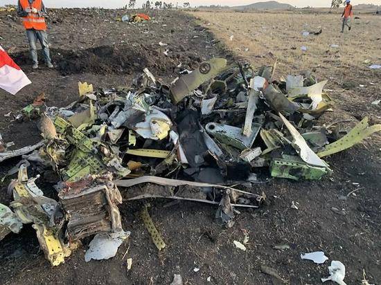 3月10日，在亚的斯亚贝巴附近，救援人员在坠机现场清理飞机残骸。（新华社记者王守宝摄）