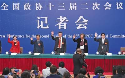 昨日，全国政协记者会上，赖明（右三）、吴为山（右二）、潘建伟（左二）、霍启刚（右一）、石红（左一）等委员答记者问。新京报记者陶冉摄