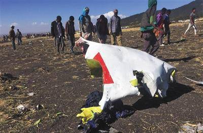 当地时间3月10日，埃塞俄比亚首都亚的斯亚贝巴附近，坠毁客机的残骸。图/视觉中国
