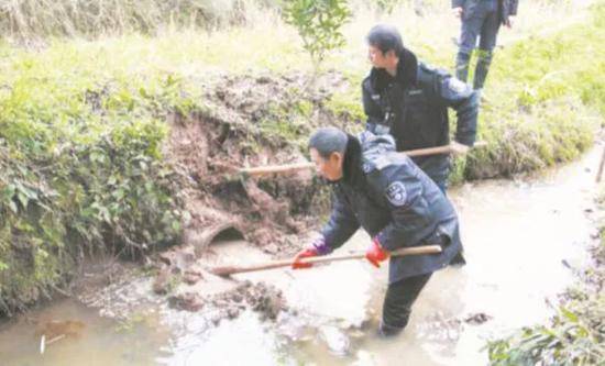 重庆市环境执法队员清理排污口