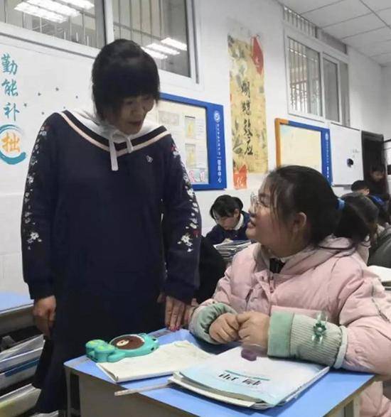 图为记者分别在大渡口幼儿园、茄子溪中学采访。