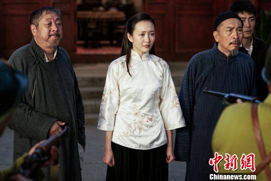 王鸥（图中）在《芝麻胡同》中饰演“北京大妞”牧春花