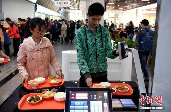 资料图：学校食堂。中新社记者韩苏原摄