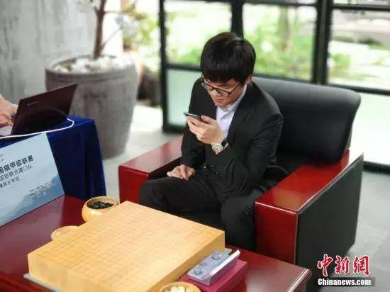 资料图：柯洁赛前玩手机。中新社记者周禹龙摄
