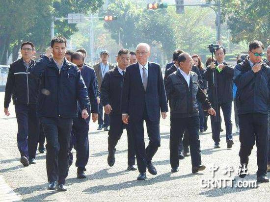 中国国民党主席吴敦义12日一早率众，前往“国父纪念馆”向孙中山铜像献花致意。（中评社张嘉文摄）