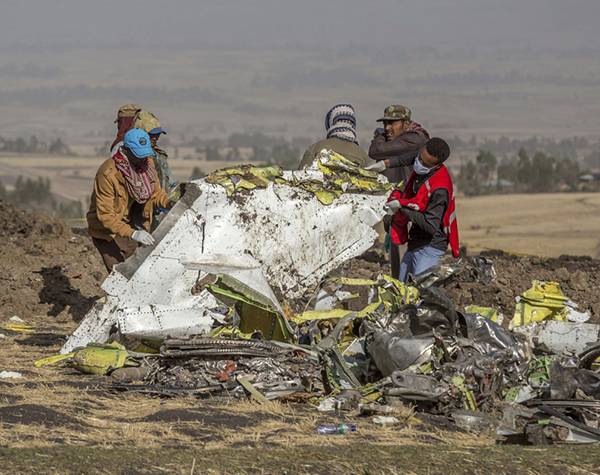 3月11日，在埃塞俄比亚首都亚的斯亚贝巴附近，救援人员在坠机现场工作。新华社图