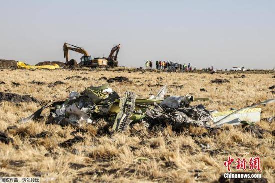 图为工人们继续在埃塞俄比亚航空公司ET302航班坠毁地点进行现场清理和遗体搜寻工作。