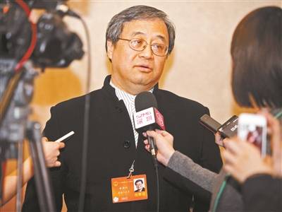2014年3月7日，香港团王敏刚代表接受记者采访（资料图）供图/视觉中国