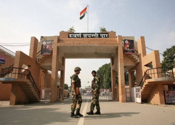 印度和巴基斯坦关系仍紧张，图为印度士兵在两国边境巡逻。