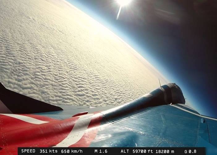 战机翱翔太空边缘，地球弯曲表面清晰可见。