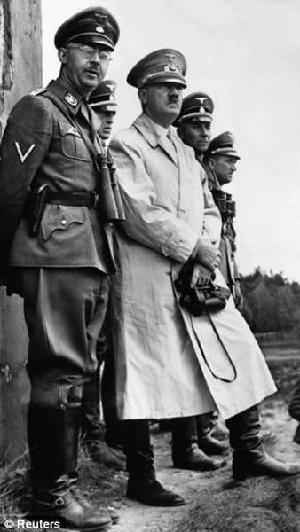 1940年，希特勒与党卫军头子海因里希-希姆莱。希姆莱曾是一名鸡农，后成为大屠杀的策划者