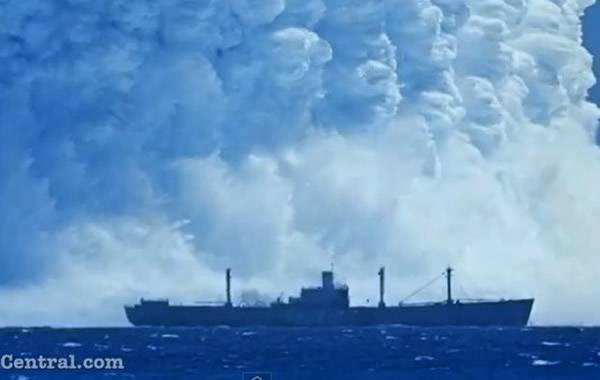 1950年代水下核试影片曝光，货轮被“海啸”吞没