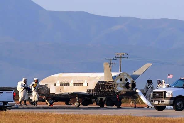 X-37B是一种小型航天飞机，可快速进入轨道进行作战