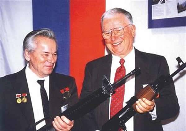 俄罗斯枪王卡拉什尼科夫和美国枪王尤金·斯通纳右拿着对方设计的步枪。